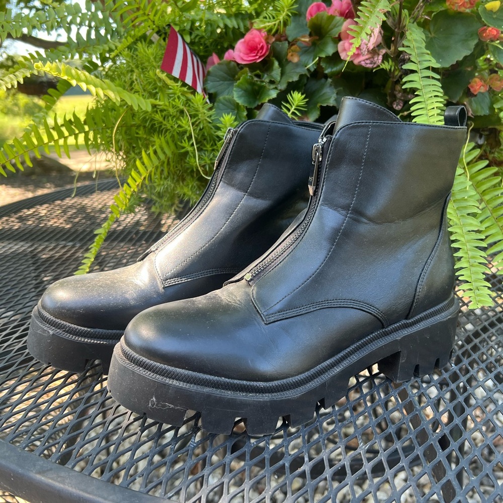 Marc Fisher, zip up booties